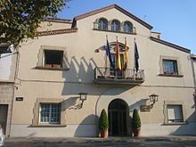 Façade d'un bâtiment avec des drapeaux.