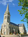 L'église Saint-Pierre (1880-1881), œuvre de l'architecte Le Coz. La première pierre de l'église est posée le 27 juin 1880. L'église est bénie le 1er octobre 1882 et consacrée le 15 juillet 1883 par Mgr Lebreton.