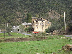 Caserío de Lascorz em Lafueva (Huesca). O caserío, em contraste com a masía da zona oriental, é a forma de casa-bloque que responde ao povoamento disperso em uma ampla zona montanhosa entre os Pirenéus e a Região Cantábrica.