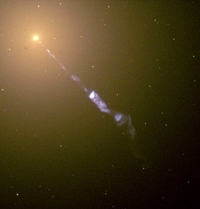 Imatge del jet de matèria de M87, presa pel telescopi espacial Hubble