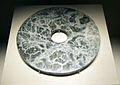 Disque bi de jade provenant de la culture de Liangzhu[N 3]. Musée national de Chine, Pékin