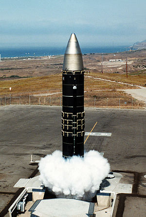 Випробувальний запуск міжконтинентальної балістичної ракети Peacekeeper 1-ї стратегічної аерокосмічної дивізії (1 STRAD), авіабаза Ванденберг, Каліфорнія (USAF)