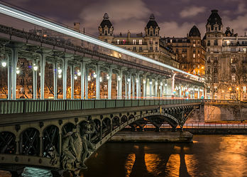 Vue nocturne du pont de Bir-Hakeim, à Paris. (définition réelle 6 300 × 4 515)