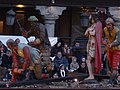 La preparación de la crucifixión en un paso de misterio de la Semana Santa de Valladolid.
