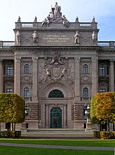 Moder Svea står staty ovanpå Riksdagshusets fasad mot Riksplan i Stockholm