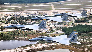 Fyra F-15 Eagle från USA:s flygvapen i formationsflygning över Tyndall Air Force Base i Florida, 2010.