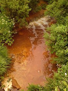 Un ruscello nella città di Amlwch contaminato dal drenaggio acido dell'ex miniera di rame nella vicina montagna di Parys.