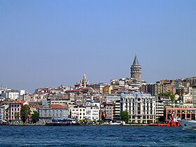 Vista de Beyoğlu desde o Bósforo, com a Torre de Gálata à direita