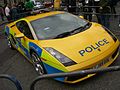 一辆隶属倫敦警察廳的藍寶堅尼Gallardo警车，车身部分涂装巴腾堡蓝黄格纹