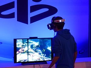 En spelare har på sig VR-glasögonen PlayStation VR.