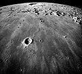 雨海南部俯瞰图：近处是皮西亚斯陨石坑(直径20公里)，哥白尼环形山(93公里)位于喀尔巴仟山脉的后方(靠近顶部)。(阿波罗17号拍摄，美国宇航局。)