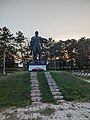 Monument la mormântul al orășenilor căzuți în Al Doilea Război Mondial.