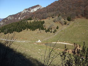 Versant méridional du mont Novegno, col de Campedello et mont Priaforà.