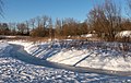 Park Lingezegen, los bobinados en la nieve cerca el viaducto sobre la carretera