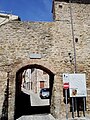 Porta e particolare delle mura