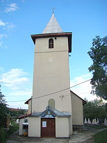 Biserica „Schimbarea la Faţă” (1794); aspectul său actual se datorează unei ample renovări desfăşurată în anii imediat următori devastatorului incendiu din 1865, care a mistuit aproape întreaga localitate<ref>Dobrei, Florin: Bisericile ortodoxe hunedorene, Editura Eftimie Murgu, Reșița, 2010, pag.216</ref>