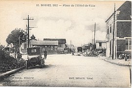 La place de l'Hôtel-de-Ville en 1922 (on aperçoit le clocher de l'église provisoire).