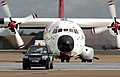 Follow me arabasının arkasında, İngiltere'nin RAF Fairford kentinde fotoğraflanan takımın C-160 destek uçaklarından biri.