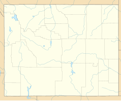 Mapa konturowa Wyomingu, blisko lewej krawiędzi nieco u góry znajduje się punkt z opisem „Jackson”