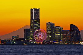 Khu thương mại Minato Mirai 21 nằm giữa quận Nishi và quận Naka, thành phố Yokohama, tỉnh Kanagawa buổi hoàng hôn. Núi Phú Sĩ hiện lên nơi đường chân trời.