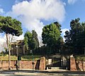 Vista dell'edificio, con la fontana di via di San Gregorio