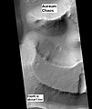 Aureum Chaos, visto pela HiRISE, sob o programa HiWish. Imagem localizada no quadrângulo de Margaritifer Sinus.