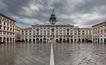 La Piazza Unità d'Italia et l'hôtel de ville de Trieste. (définition réelle 7 963 × 4 886)