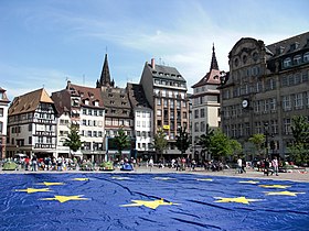 Drapeau européen déployé sur la place Kléber, à Strasbourg, à l'occasion de la Journée de l'Europe 2009.