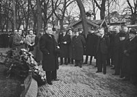 Ivens hovoří u železničního pomníku Spoorwegmonument v Nijmegenu, březen 1940