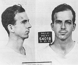 Lee Harvey Oswald nei syn arrestaasje, op 22 novimber 1963.