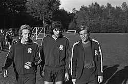 Jan Jeuring (balra) Barry Hulshoff-fal és Hans Vennekerrel 1971-ben