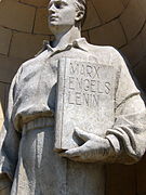 Z socrealistycznej rzeźby na fasadzie PKiN usunięto nazwisko Stalina.