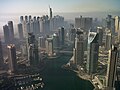 Marina Torch Kule'nin 64. katından bir Dubai Marina manzarası.