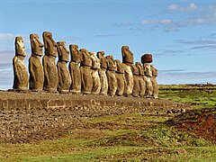 Ahu de Tongariki : les moaïs ont été relevés, l'un d'eux a retrouvé son pukao.