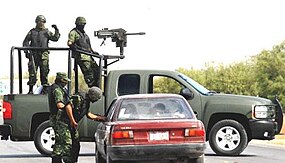 Náhodné kontrolní stanoviště mexické armády v březnu 2009.
