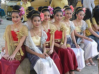 ထိုင်းနိုင်ငံမြောက်ပိုင်းသင်းအထည်ဝတ်ဆင်ထားကြသောထိုင်းမိန်းကလေးများ
