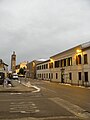 Codevigo, Via Vittorio Emanuele III. À droite la mairie, au fond l'église paroissiale San Zaccaria.