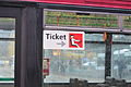 Hinweis auf den Fahrkartenverkauf beim Fahrer an der zweiten Tür eines Salzburger Oberleitungsbusses