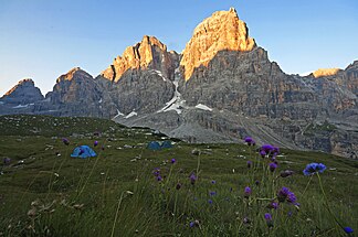 Die Nordseite des Tosa-Massivs mit der Cima Brenta Bassa, Cima Margherita, Cima Tosa und dem Crozzon di Brenta (von links nach rechts)