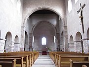 Vue intérieure de la nef romane.
