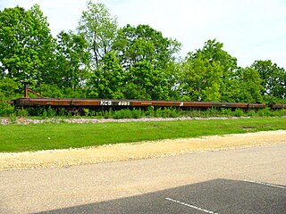 Este Kansas City Southern Railway vagón plano está equipado con acoplamiento de quinta rueda para transportar remolques. (2004)