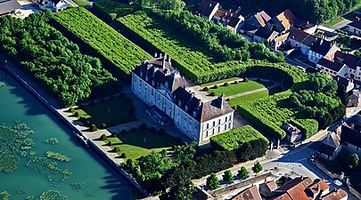 Le parc du château de Fontaine-Française.