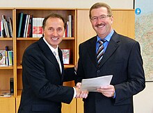 Peter Bogner shakes hands with Robert Kloos