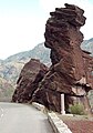 Profil perdu et buste de femme avec chapeau, manteau à collet et capuche, dans les gorges de Daluis (arrière-pays niçois, France), dite « la Gardienne des Gorges ».