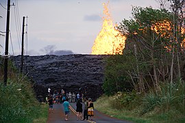 5月26日 レイラニ・エステーツ。このような火口の至近で火山の女神であるペレにフラを捧げる光景も見られた[20]。