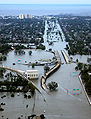 Nueva Orleans inundada después del paso del huracán Katrina a finales de agosto de 2005. La inundación se provocó por una brecha en el dique de contención durante el paso del huracán. Por AP Photo/U.S. Coast Guard, Petty Officer 2nd Class Kyle Niemi.