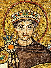 L'art bizantí va fer un ús generós de l'or, vist en aquest detall del mosaic de l'emperador Justinià de la Basílica de San Vitale a Ravenna, Itàlia (abans del 547 dC).