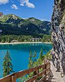 Il lago e l'albergo visti dal sentiero che corre lungo il perimetro del lago