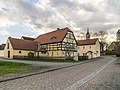 Wohnstallhaus mit Backhaus eines Dreiseithofes sowie Hofpflaster und Toreinfahrt (Bauernmuseum)