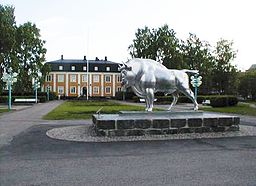 Visentstaty i rostfritt stål i Stadsparken. Visenten var symbolen för Avesta Jernverk.